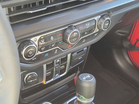 Used 2025 Jeep Wrangler Unlimited Sahara image 16