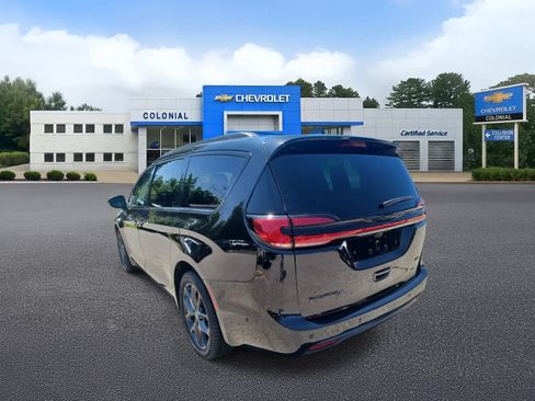 Used 2023 Chrysler Pacifica Touring-L w/ S Appearance Package AWD/4WD image 5