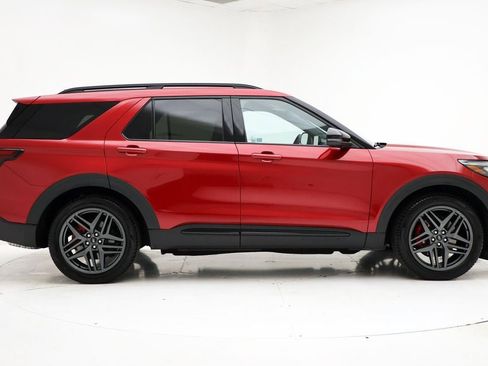 Used 2025 Ford Explorer ST image 2