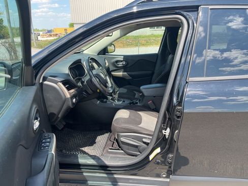 Used 2018 Jeep Cherokee Latitude w/ Altitude Package AWD/4WD image 6