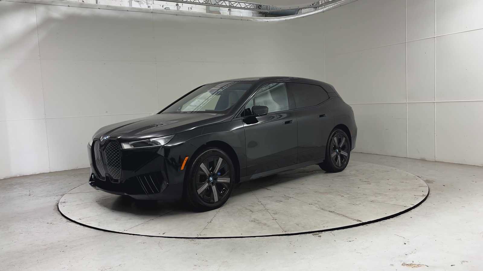 Used 2024 BMW iX xDrive50 w/ Sport Package AWD/4WD image 4