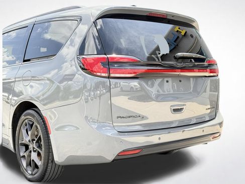 Used 2025 Chrysler Pacifica Limited FWD image 3