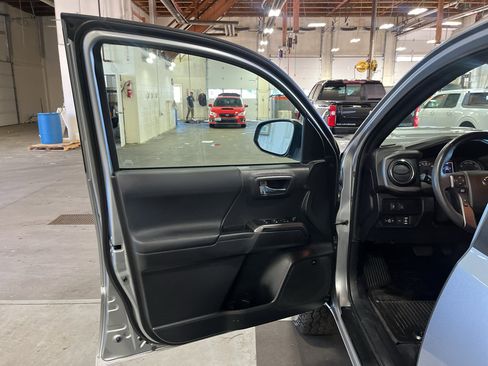 Used 2022 Toyota Tacoma TRD Sport w/ TRD Premium Sport Package AWD/4WD image 18