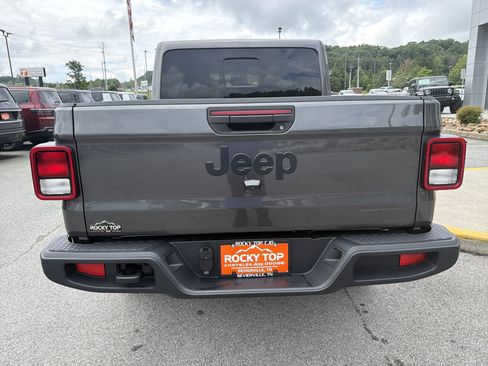 Used 2025 Jeep Gladiator Sport AWD/4WD image 9