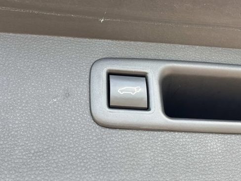 Used 2023 Toyota Highlander XLE AWD/4WD image 7