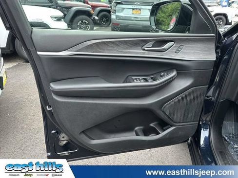 Used 2023 Jeep Grand Cherokee Limited AWD/4WD image 12