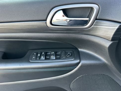 Used 2019 Jeep Grand Cherokee Laredo image 12