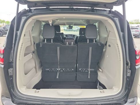 Used 2024 Chrysler Pacifica Touring-L FWD image 7