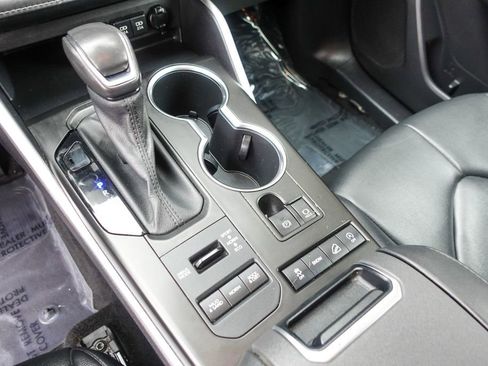 Used 2021 Toyota Highlander XLE image 21