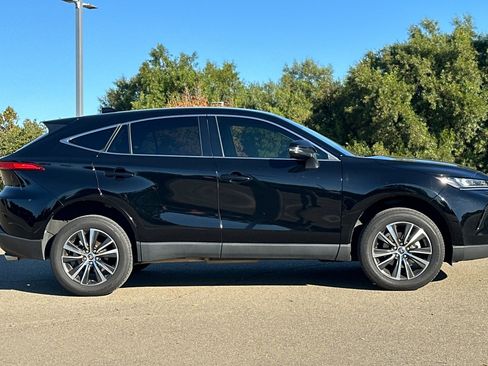 Used 2022 Toyota Venza LE image 3