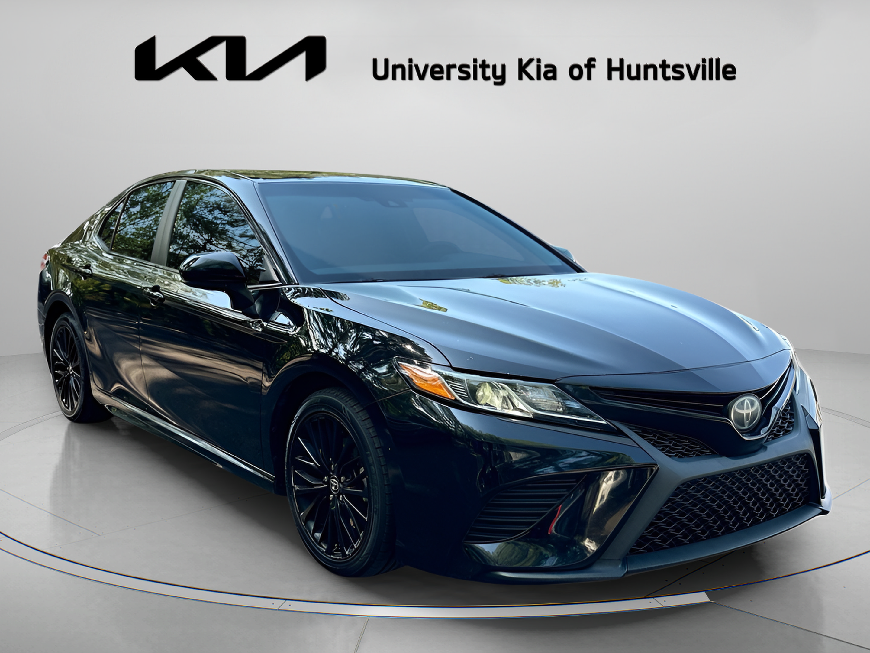 Used 2020 Toyota Camry SE FWD image 1