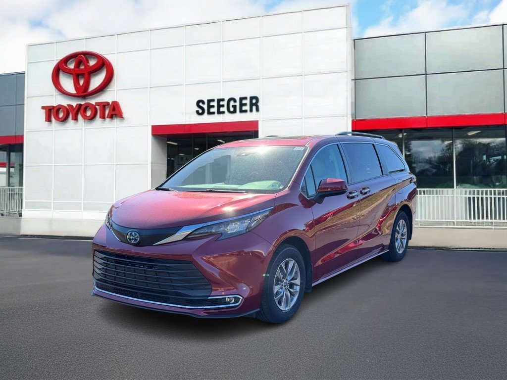 Used 2024 Toyota Sienna XLE FWD image 11