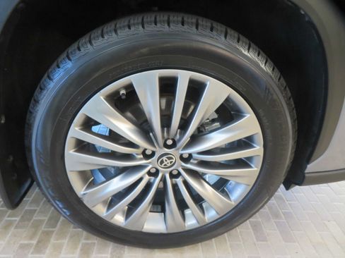 Used 2021 Toyota Highlander Platinum FWD image 10