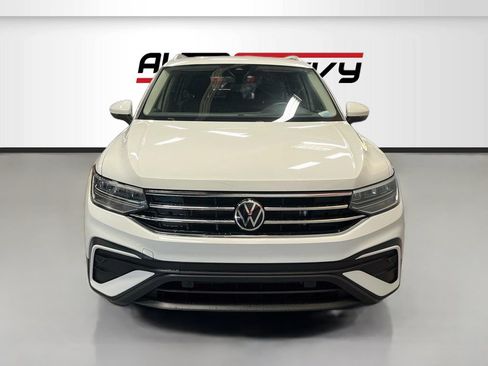 Used 2022 Volkswagen Tiguan SE AWD/4WD image 2
