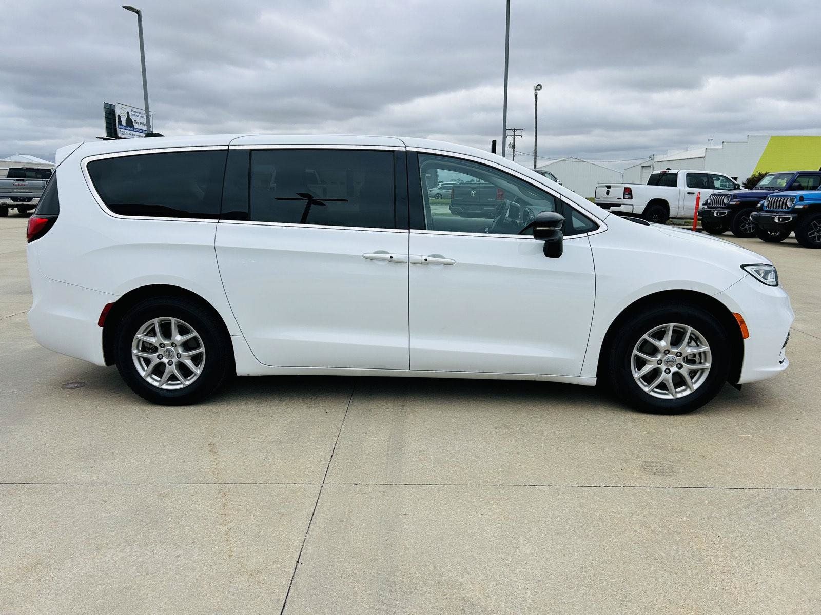 Used 2024 Chrysler Pacifica Touring-L FWD image 40