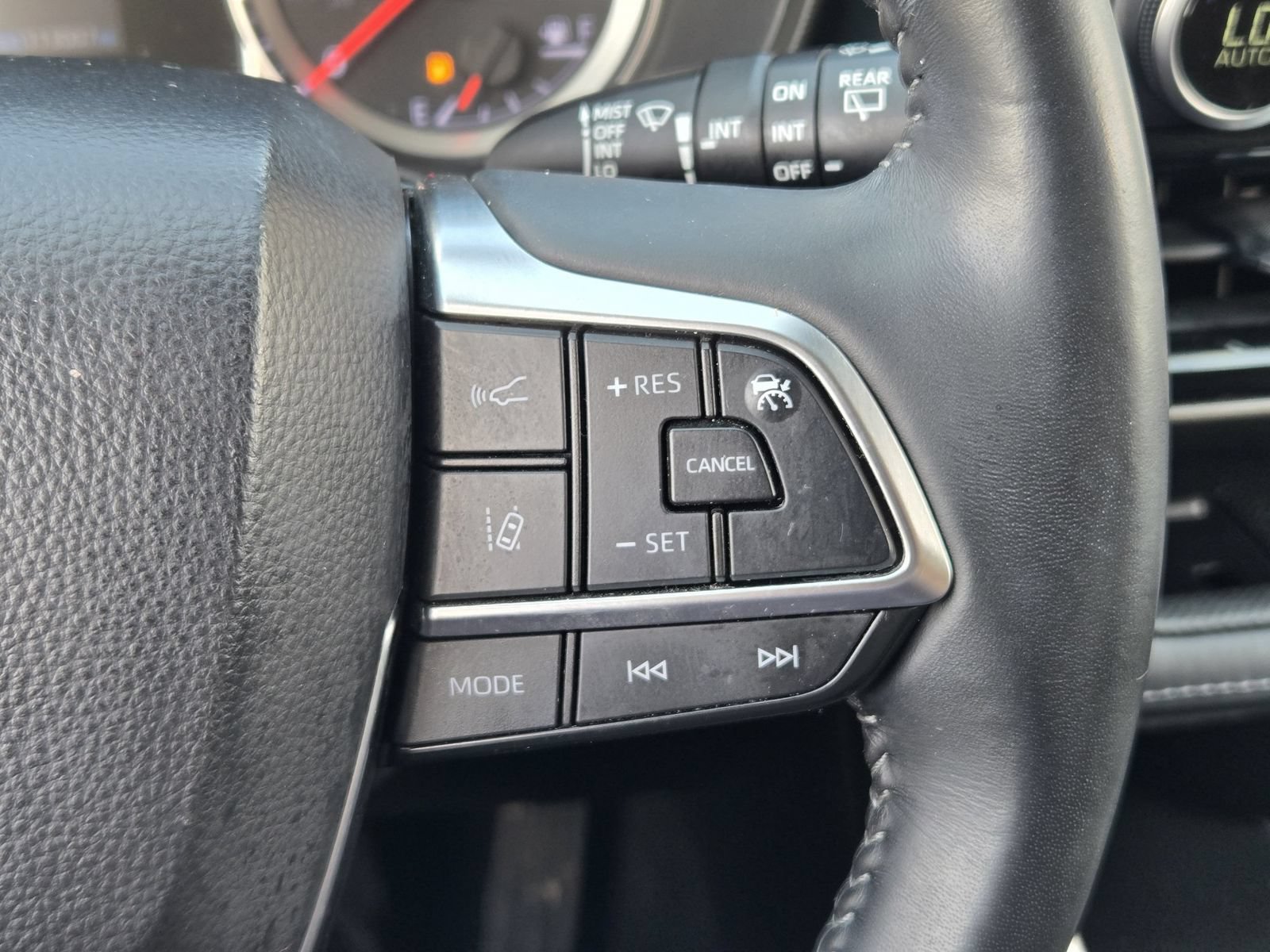 Used 2021 Toyota Highlander LE FWD image 29