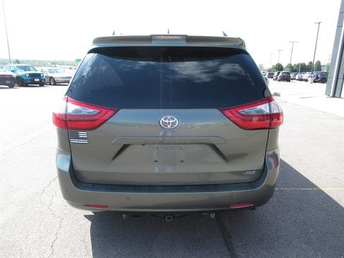 Used 2020 Toyota Sienna XLE Premium FWD image 3