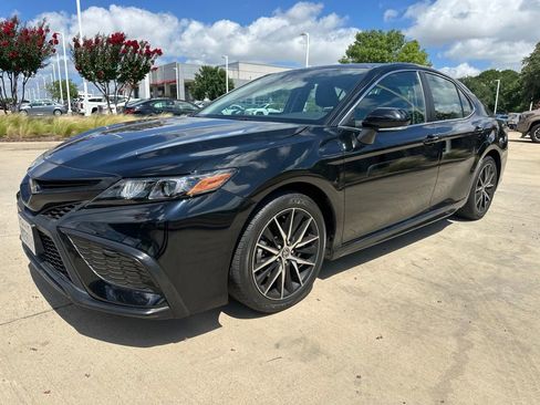 Used 2024 Toyota Camry SE FWD image 1