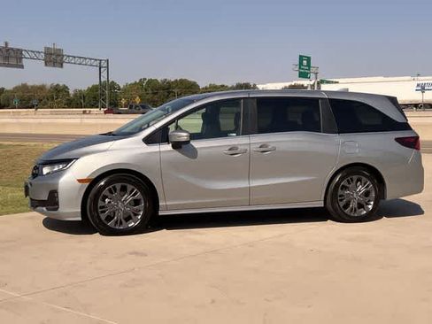 Certified 2026 Honda Odyssey Touring image 4