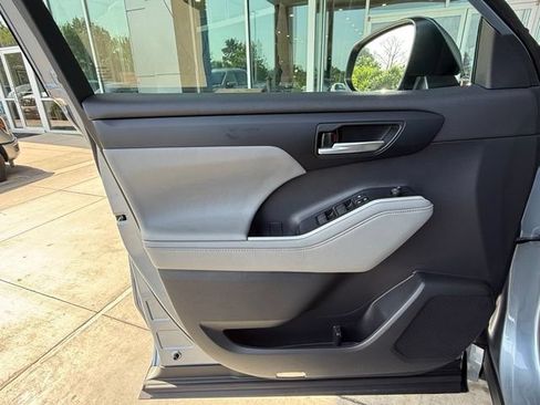 Used 2020 Toyota Highlander XLE FWD image 13
