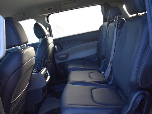 New 2026 Kia Carnival EX image 20