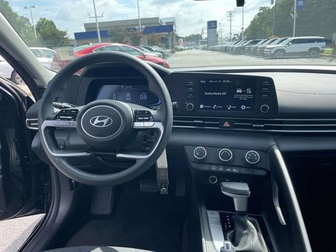 Certified 2025 Hyundai Elantra SE FWD image 16