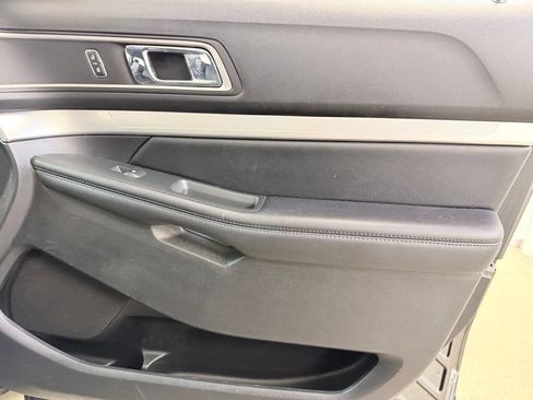 Used 2017 Ford Explorer XLT w/ Equipment Group 202A FWD image 36