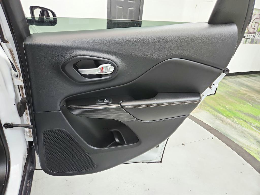 Used 2014 Jeep Cherokee Limited w/ Technology Group FWD image 30