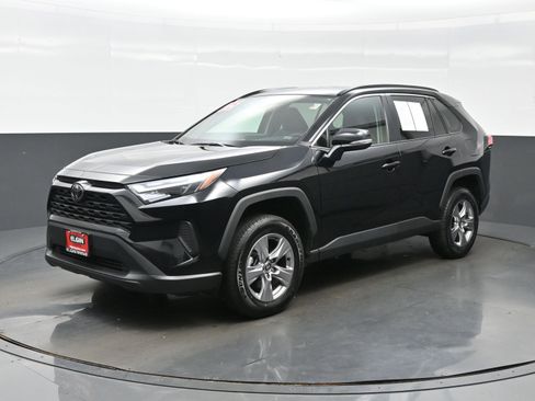 Used 2025 Toyota RAV4 XLE AWD/4WD image 2
