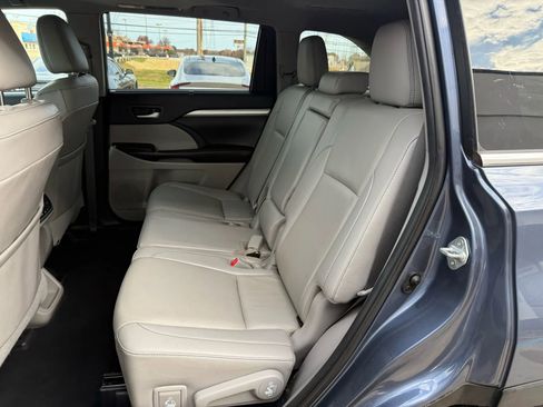 Used 2019 Toyota Highlander XLE image 21