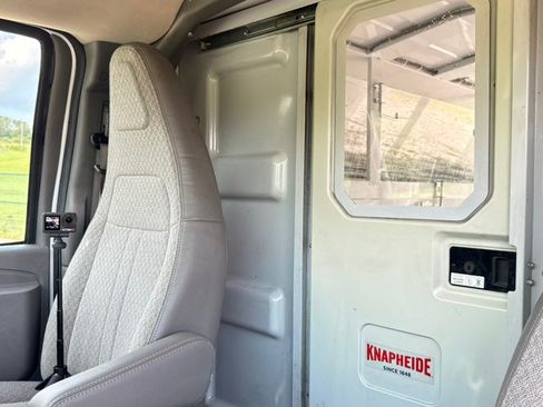 Used 2017 Chevrolet Express 3500 RWD image 31