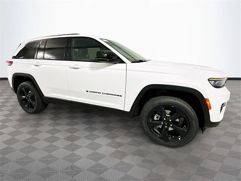 New 2025 Jeep Grand Cherokee Altitude image 3