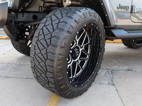 Used 2022 Jeep Wrangler Unlimited Sahara AWD/4WD image 21