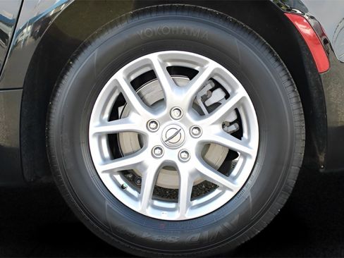 Used 2025 Chrysler Voyager LX image 10