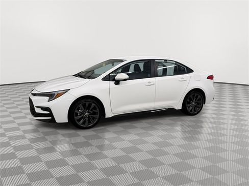 Used 2025 Toyota Corolla SE image 5