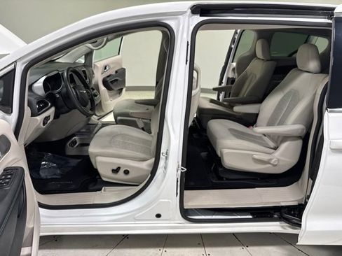 Used 2017 Chrysler Pacifica Touring Plus FWD image 9