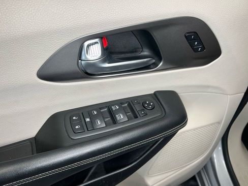 Used 2021 Chrysler Pacifica Touring-L image 17