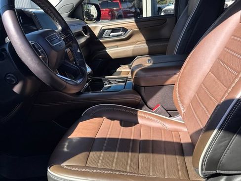 Used 2025 GMC Yukon Denali Ultimate AWD/4WD image 7
