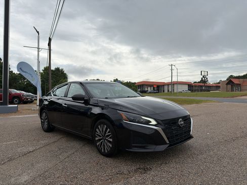 Used 2024 Nissan Altima 2.5 SV FWD image 11