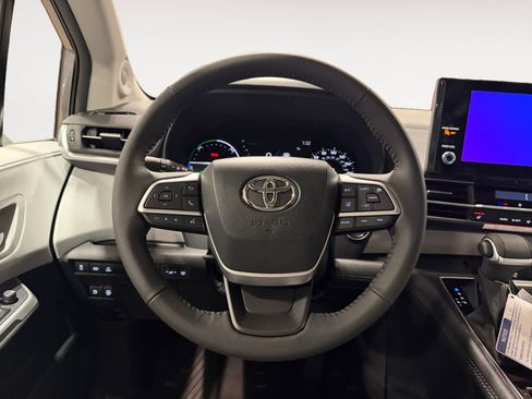 New 2026 Toyota Sienna XLE AWD/4WD image 12