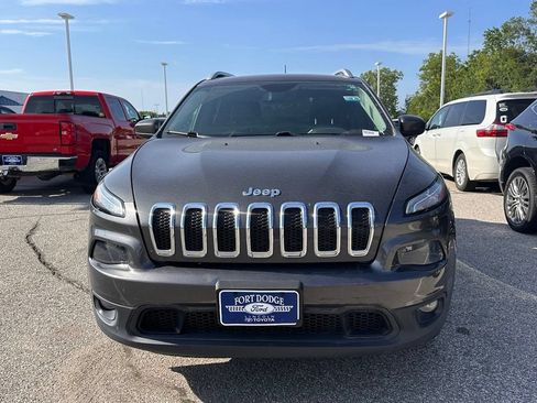 Used 2018 Jeep Cherokee Latitude Plus w/ Comfort/Convenience Group AWD/4WD image 2