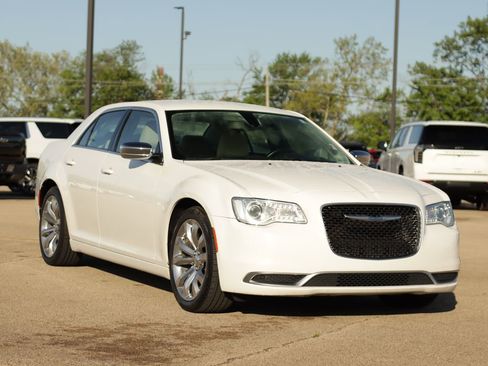 Used 2018 Chrysler 300 Touring w/ Chrome Appearance Package RWD image 1