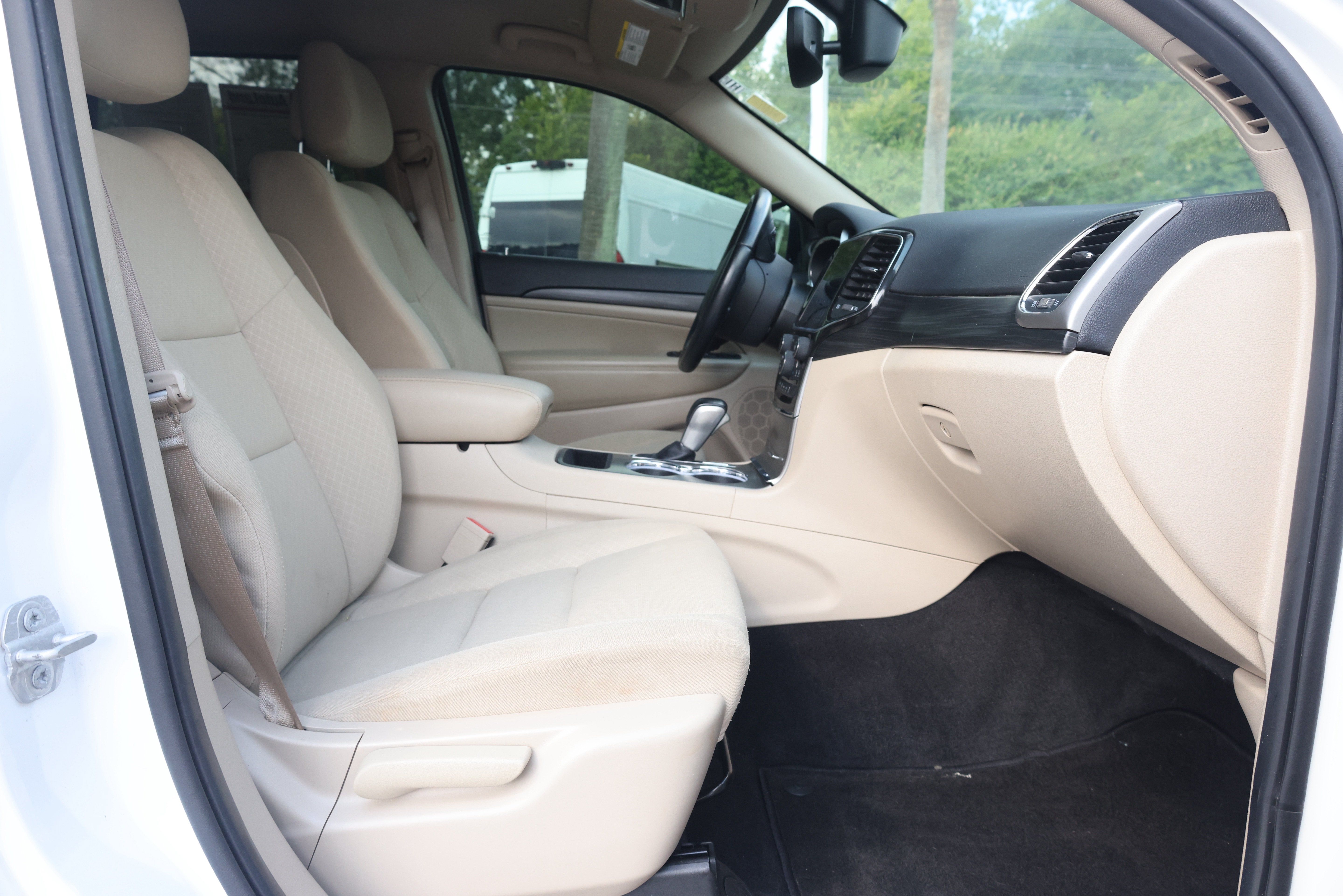 Used 2022 Jeep Grand Cherokee Laredo E AWD/4WD image 19