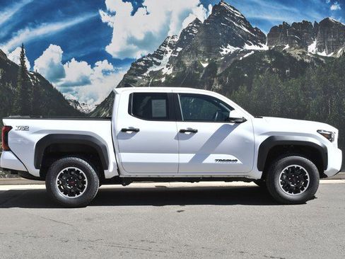 Certified 2025 Toyota Tacoma TRD Off-Road image 2