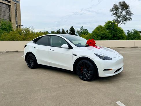 Used 2022 Tesla Model Y Performance AWD/4WD image 2