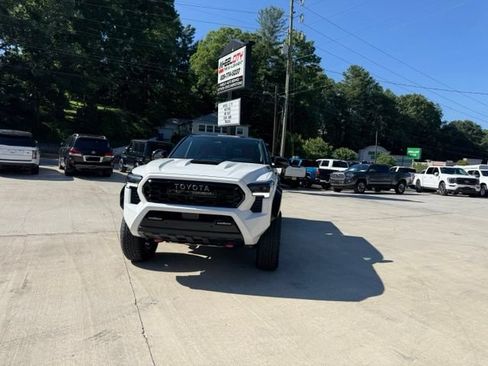 Used 2025 Toyota Tacoma TRD Pro AWD/4WD image 12