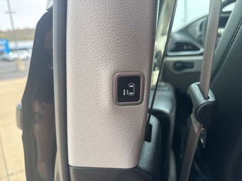 Used 2024 Chrysler Pacifica Limited FWD image 17