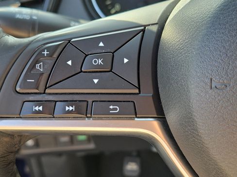 Used 2018 Nissan Rogue SV w/ Premium Package FWD image 23