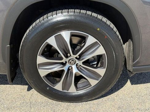 Used 2022 Toyota Highlander XLE AWD/4WD image 10