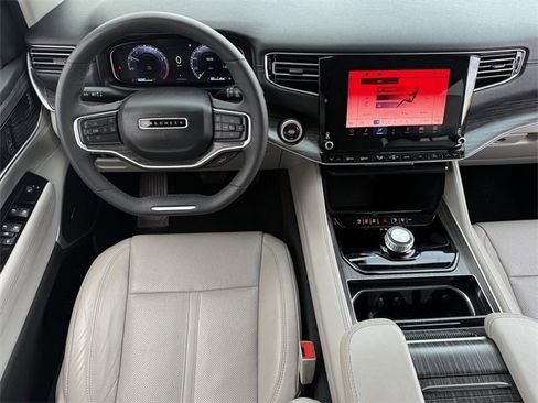 Used 2024 Jeep Wagoneer L Series II image 12